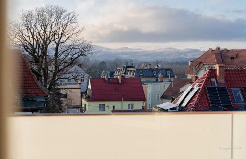 Cieplice Apartamento | Apartament Skyline - przy Placu Piastowskim i blisko Term, widok na Śnieżkę, garaż podziemny by Apartamenty w Karkonoszach