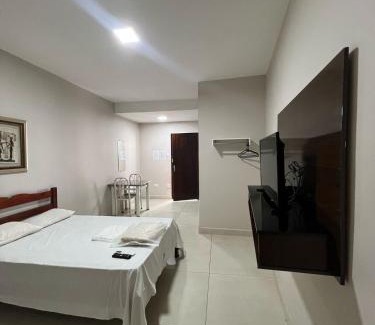 Patos de Minas Apartamento | Apartamento 102 - Suíte com ar condicionado
