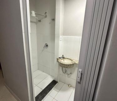 Patos de Minas Apartamento | Apartamento 110 - Suíte com ar condicionado