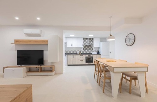 Centro de Valencia Apartamento | Apartamento 5 Pax, 2 Rooms, 2 Baths, AC, Wifi, Patio