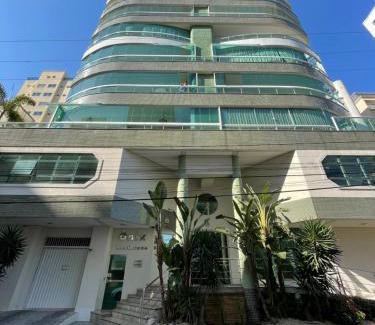 Andorinha Apartamento | Apartamento com 3 suítes a 300 metros da praia