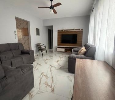 Jardim Sao Miguel Apartamento | Apartamento com Estacionamento, Wi-Fi, Ar condicionado a 300 metros da Praia da Enseada no Guarujá.
