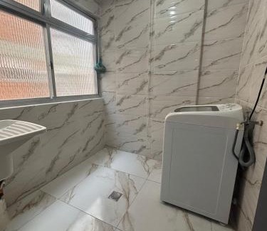 Jardim Sao Miguel Apartamento | Apartamento com Estacionamento, Wi-Fi, Ar condicionado a 300 metros da Praia da Enseada no Guarujá.