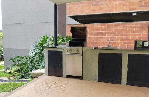 Sabaneta Apartamento | Apartamento con piscina, frente a CC Mayorca