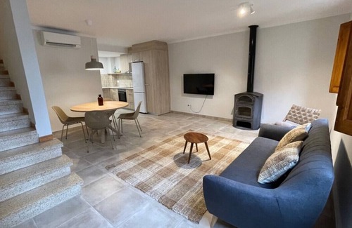 Mieras Apartamento | Apartamento dúplex reformado en casa rural de pueblo, ideal familias.