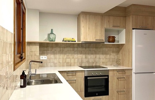Mieras Apartamento | Apartamento dúplex reformado en casa rural de pueblo, ideal familias.