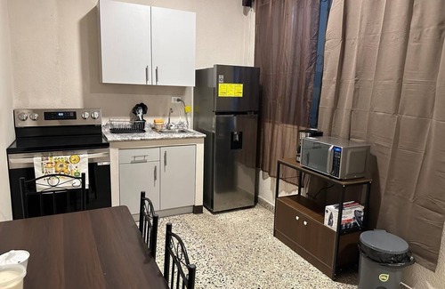 Tegucigalpa Apartamento | Apartamento de 2 habitaciones, AC, baño, Netflix, Wi-Fi, lavandería y garaje.