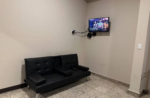 Tegucigalpa Apartamento | Apartamento de 2 habitaciones, AC, baño, Netflix, Wi-Fi, lavandería y garaje.