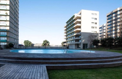 Aldoar Condominio | Apartamento em Frente à Praia em Condomínio com Piscina
