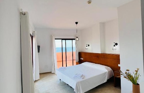 Puerto de la Duquesa Apartamento | Apartamento con piscina en plena playa