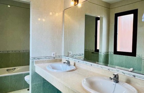 Puerto de la Duquesa Apartamento | Apartamento con piscina en plena playa