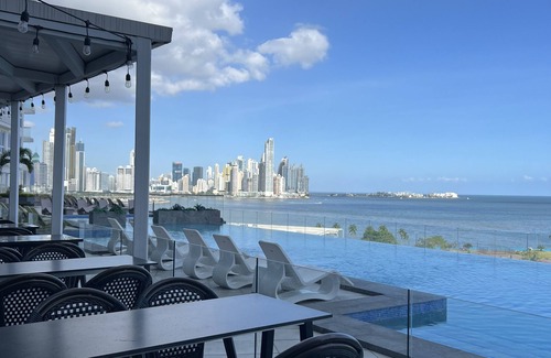 Calidonia Apartamento | Apartamento frente al mar en Ave. Balboa con piscina infinita