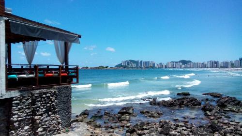 Morro do Maluf Apartamento | Apartamento frente para o Mar ,50 m da praia , ar condicionado todos quartos
