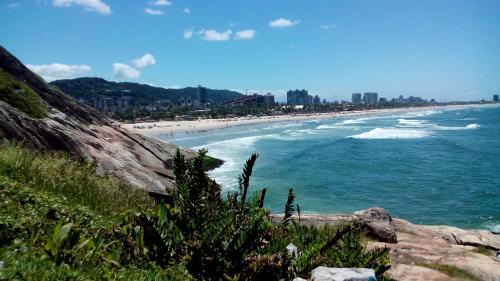Morro do Maluf Apartamento | Apartamento frente para o Mar ,50 m da praia , ar condicionado todos quartos