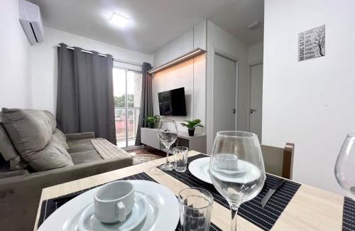 Vila Industrial Apartamento | Apartamento Inteiro - 2 Quartos com AC - Wifi 1000mb - Piscina - 1 Vaga de Garagem - Elevador - Sacada Gourmet - Indicado para Grupos, Hospedes a Trabalho, Família e Pets