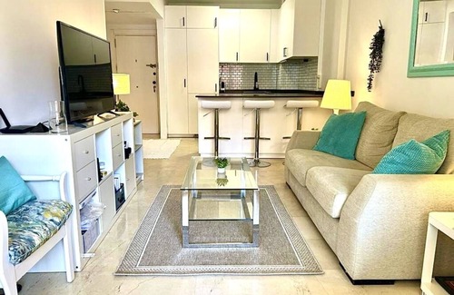 Sotogrande Apartamento | Apartamento junto al mar con increíbles vistas y amplia terraza en Sotogrande
