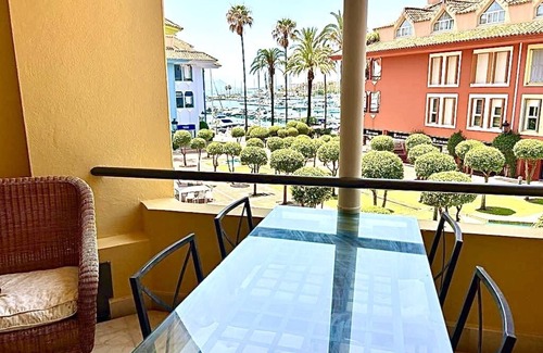 Sotogrande Apartamento | Apartamento junto al mar con increíbles vistas y amplia terraza en Sotogrande