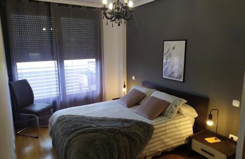 Logroño Apartamento | Apartamento Medrano PISCINA AIRE ACONDICIONADO terraza y 5 minutos del centro en coche ideal para mascotas