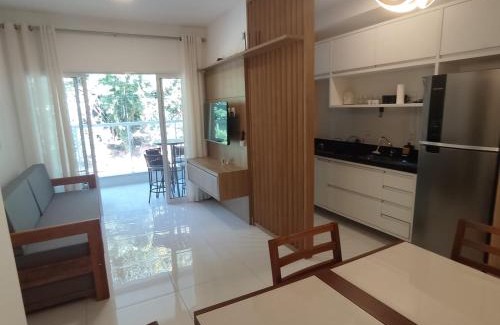 Toninhas Apartamento | Apartamento novo a 350 m da praia das Toninhas em Ubatuba - 2 dormitórios sendo 1 suite, piscina, varanda gourmet com churrasqueira, ar condicionado, cozinha completa, garagem privativa