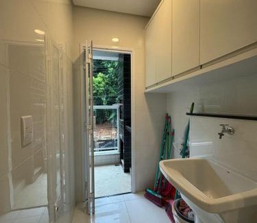 Toninhas Apartamento | Apartamento novo a 350 m da praia das Toninhas em Ubatuba - 2 dormitórios sendo 1 suite, piscina, varanda gourmet com churrasqueira, ar condicionado, cozinha completa, garagem privativa