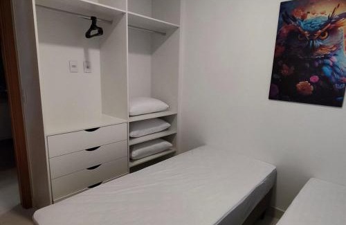 Toninhas Apartamento | Apartamento novo a 350 m da praia das Toninhas em Ubatuba - 2 dormitórios sendo 1 suite, piscina, varanda gourmet com churrasqueira, ar condicionado, cozinha completa, garagem privativa