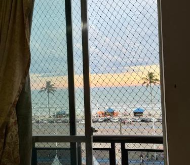 Mongagua Apartamento | Apartamento pé na areia de frente para o mar