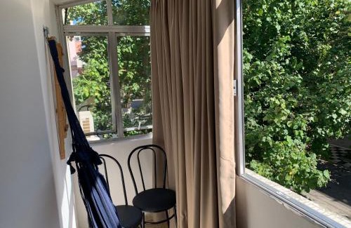 Asturias Apartamento | Apartamento Praia das Astúrias, 2 minutos de caminhada para praia, piscina, garagem demarcada, cama Queen