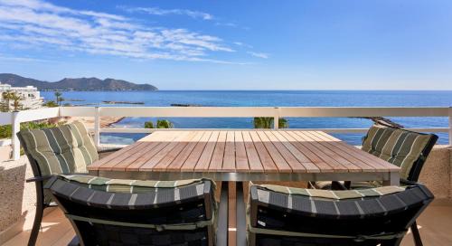 Cala Bona Apartamento | Apartamento Torre Bona - Seafront, 10 meters from the beach!