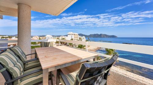 Cala Bona Apartamento | Apartamento Torre Bona - Seafront, 10 meters from the beach!