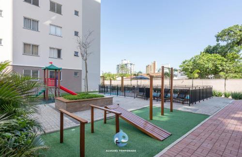 Picarras Casa | Apartamentos em Bal Piçarras 150 M DA PRAIA com Sacada Wi Fi, Piscina, Portaria 24h, Playground e vaga de GARAGEM