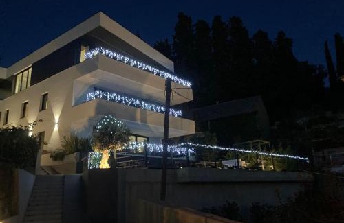 Sarsoni Apartamento | Aparthotel Villa V with heated pool and breakfast