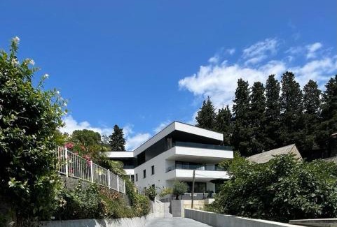 Sarsoni Apartamento | Aparthotel Villa V with heated pool and breakfast