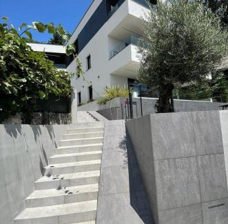 Sarsoni Apartamento | Aparthotel Villa V with heated pool and breakfast