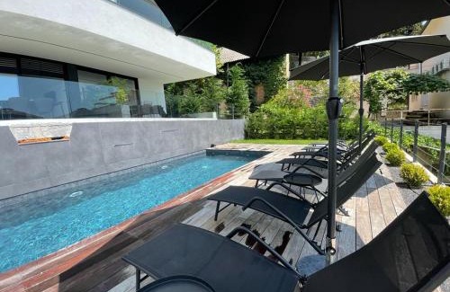 Sarsoni Apartamento | Aparthotel Villa V with heated pool and breakfast