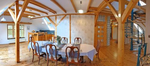 Roznov Pod Radhostem Apartamento | Apartmán Brasserie Avion