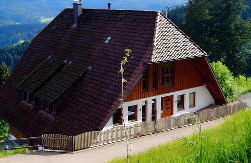 Bad Rippoldsau-Schapbach Apartamento | Apartamento 'Nr-70qm' con vistas a la montaña, terraza compartida y Wi-Fi