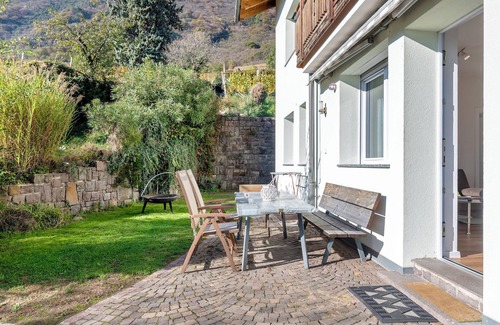 Termeno Sulla Strada del Vino Apartamento | Apartamento 'Rungg' con vistas a la montaña, terraza compartida y Wi-Fi