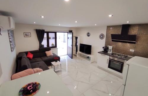 Municipality of Omisalj Apartamento | Apartman Dino with heated pool