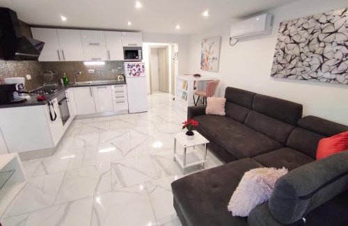 Municipality of Omisalj Apartamento | Apartman Dino with heated pool