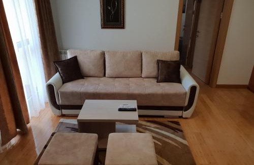 Kraljevo Apartamento | Apartman KEJ free parking
