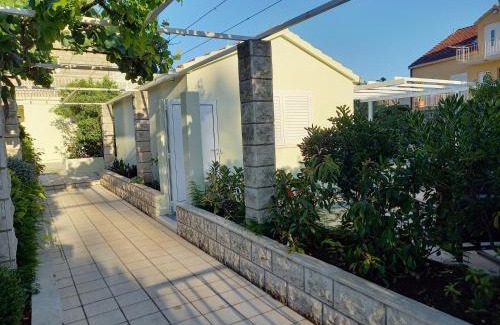 Cove Tri Zala (Zrnovo) Apartamento | Apartman LUCIJA