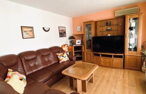 Medvinjak Apartamento | Apartman Mia- Spacious apartment with balcony and sea view