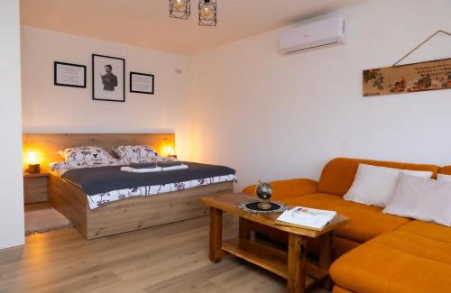 Gospic Apartamento | Apartman oak Nikola's lamp