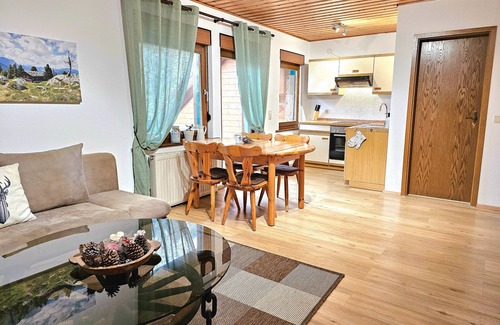 Bad Peterstal-Griesbach Apartamento | Apartamento 'Ferienwohnung Nr 2 Maierbauernhof' con vistas a la montaña, terraza compartida y Wi-Fi
