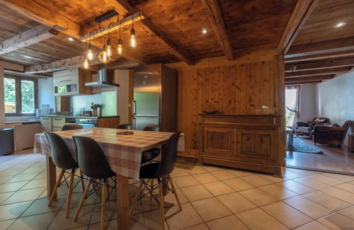 Saint-Gervais-les-Bains Apartamento | Apartamento 'Ferme de Faustine 2' con vistas a la montaña, piscina compartida y Wi-Fi