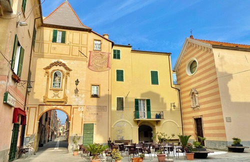 Borghetto Santo Spirito Apartamento | Apartamento 'Il Fosso' con vistas al mar, Wi-Fi y aire acondicionado