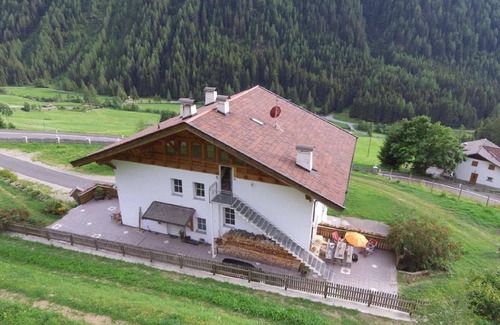 San Leonardo in Passiria Apartamento | Apartment 'Tscharfhof' with Mountain View, Private Terrace and Wi-Fi