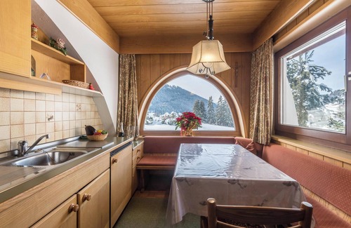 Selva di Val Gardena Apartamento | Apartamento "Kleine Gartenwohnung Haus Forelle" en la ladera con vistas a la montaña