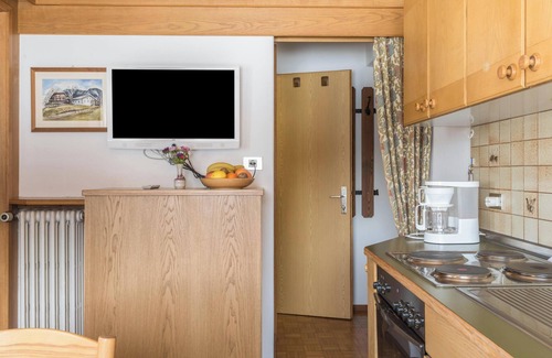 Selva di Val Gardena Apartamento | Apartamento "Kleine Gartenwohnung Haus Forelle" en la ladera con vistas a la montaña
