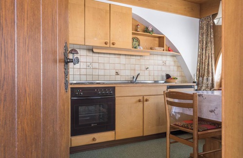 Selva di Val Gardena Apartamento | Apartamento "Kleine Gartenwohnung Haus Forelle" en la ladera con vistas a la montaña